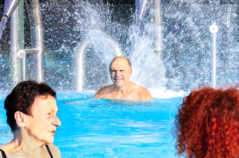 Außenbereich im Freizeitbad im Schenkenseebad in Schwäbisch Hall